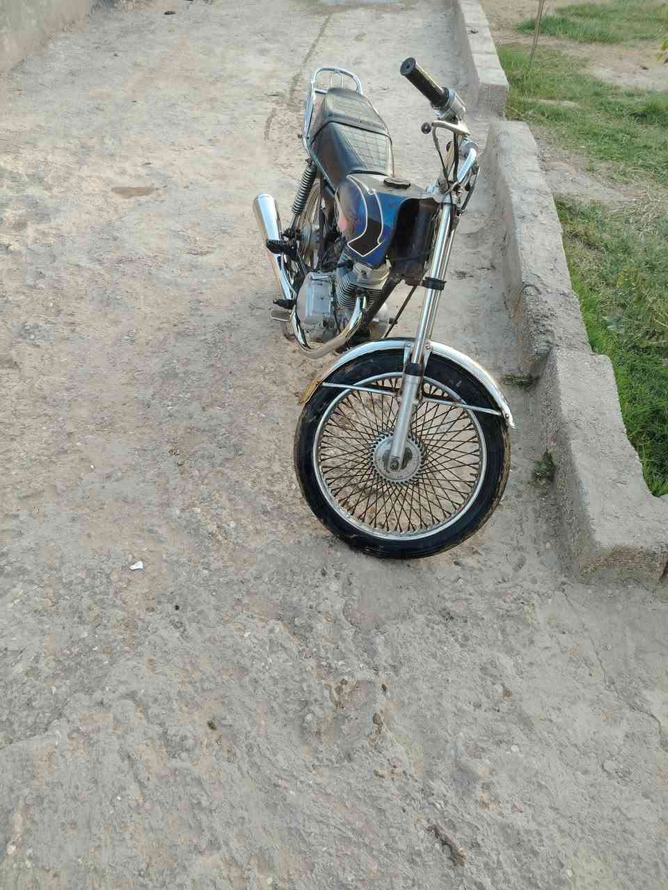 السلام عليكم شباب دراجه موديل 16 اوراق اصولي دراجه مال عمل السعر 325 وبيه مجال والشراي بيه خير ويدلل والاتصال على هذا الرقم ***********
