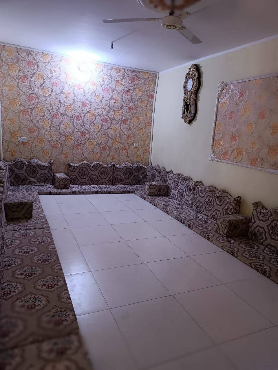 السلام عليكم دار للبيع في منطقه التضحيه قرب مركز شرطه الفداء مساحه الدار 215متر البيت 
متكون من 

غرفه نوم 2✅

مطبخ ✅

حمام داخلي ✅

صاله ✅

ديوانيه كبيره ✅

طارمه كبيره ✅

صحيات خارجيه ✅

منور محيط بل دار ✅
للتواصل ***********
