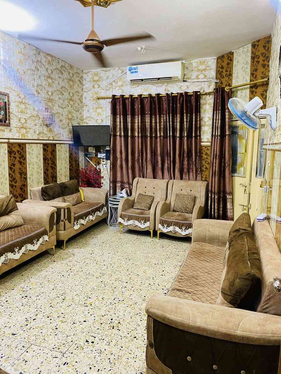 💠 بيت للبيع – طابو زراعيي باسمنا 

المساحة: 100 متر

الواجهة: 7.5 متر

النزال: 15 متر

البناء: طابقين

🏠 الطابق الأول:
غرفة نوم + غرفة استقبال + هول + صالة + مطبخ صغير + صحيات داخلية وخارجية

🏠 الطابق الثاني:
غرفتين نوم + غرفة ثالثة مسويها مخزن + صحيات + سطح

🔨 البناء حديث ونظيف، الواجهة طلس جاهزة، كلشي مرتب وما يحتاج صرف إضافي

📍 الموقع: سبعة نيسان – خلف كلية التربية الأساسية، قرب جامع خديجة، وعلى بعد خطوات من الشارع العام

✨ المنطقة هادئة، راقية، ومثالية للاستقرار، خصوصًا للعوائل الباحثة عن راحة البال وقرب الخدمات

📲 للاستفسار 
***********
