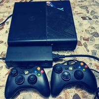 xbox 360 super slim للبيع جهاز حلو وكلة  شغال ذاكرته 640 كيكا يعني ينت...