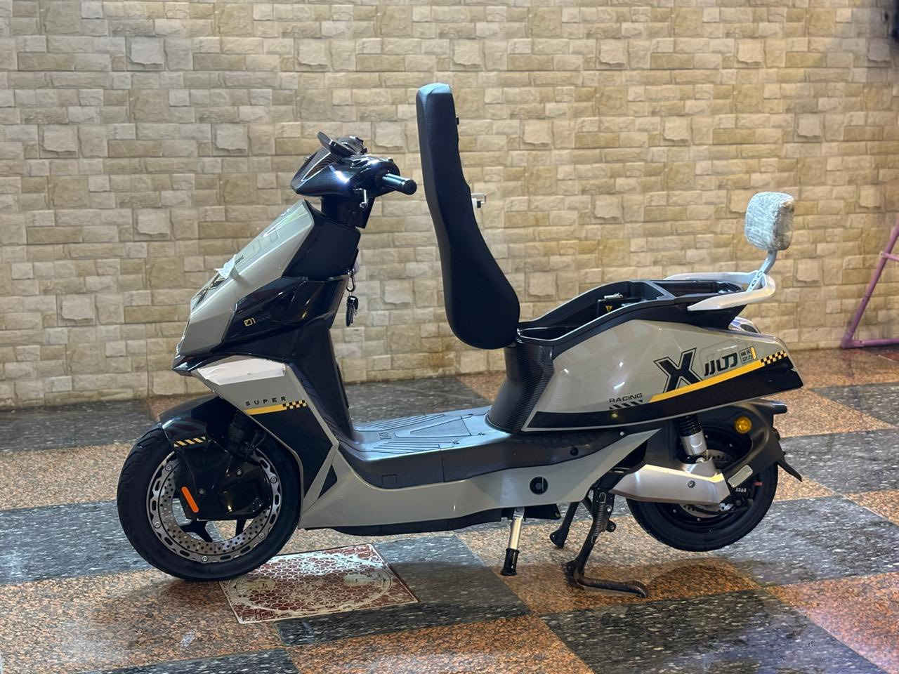 السلام عليكم
دراجه شحن للبيع
النوعيهXDAO 
الدراجه موديل 2024 
ماشيه 3000 
6 بطاريات كبار 
سرعتها 60 /65 
الدراجه انضف من الصور وبيها مواصفات فول الفول قاطع دوره APS اشاير يمنى يسرى لايت امامي لايت خلفي هورن كامله مكمله       ملاحضه الدراجه عوزها كم شغله (بطاريات+ الكلوب الامامي وكف غسلتها وكام ميشتغل 
للبيع السعر (700) وبيها مجال بصيط حك الجيه عنوانها البصره الجبيله قرب تايم سكوير ***********
