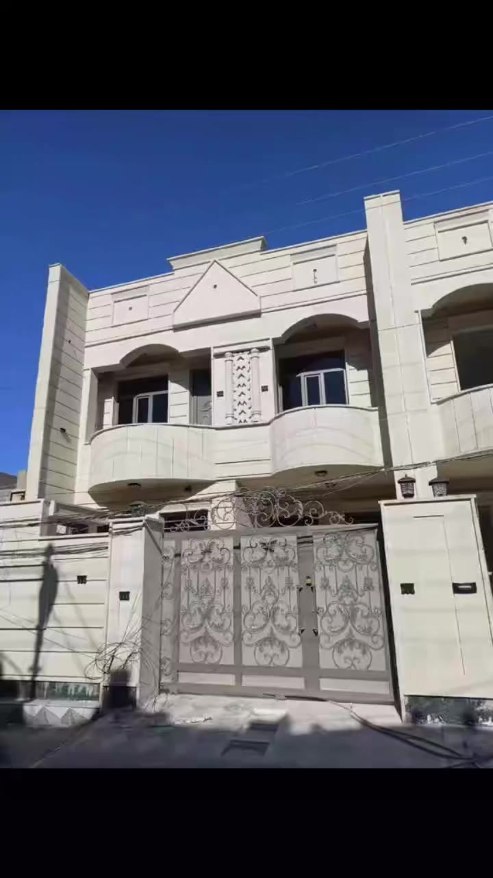 #دار_للبيع_حي_شيشين.🏠
مقابل مدرسة الأسرة التعليمية..
150.متر..2طابق..واجهة..حجر
فول مواصفات زيرو مودرن...
4نوم..صالة.. استقبال..مطبخ
مكتب الشام للعقار
***********
***********
