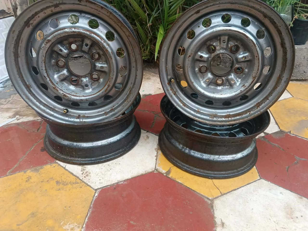 السلام عليكم ويلات سيدان للبيع نضيفات السعر ٢٠٠ مكانهن دوانيه ***********
