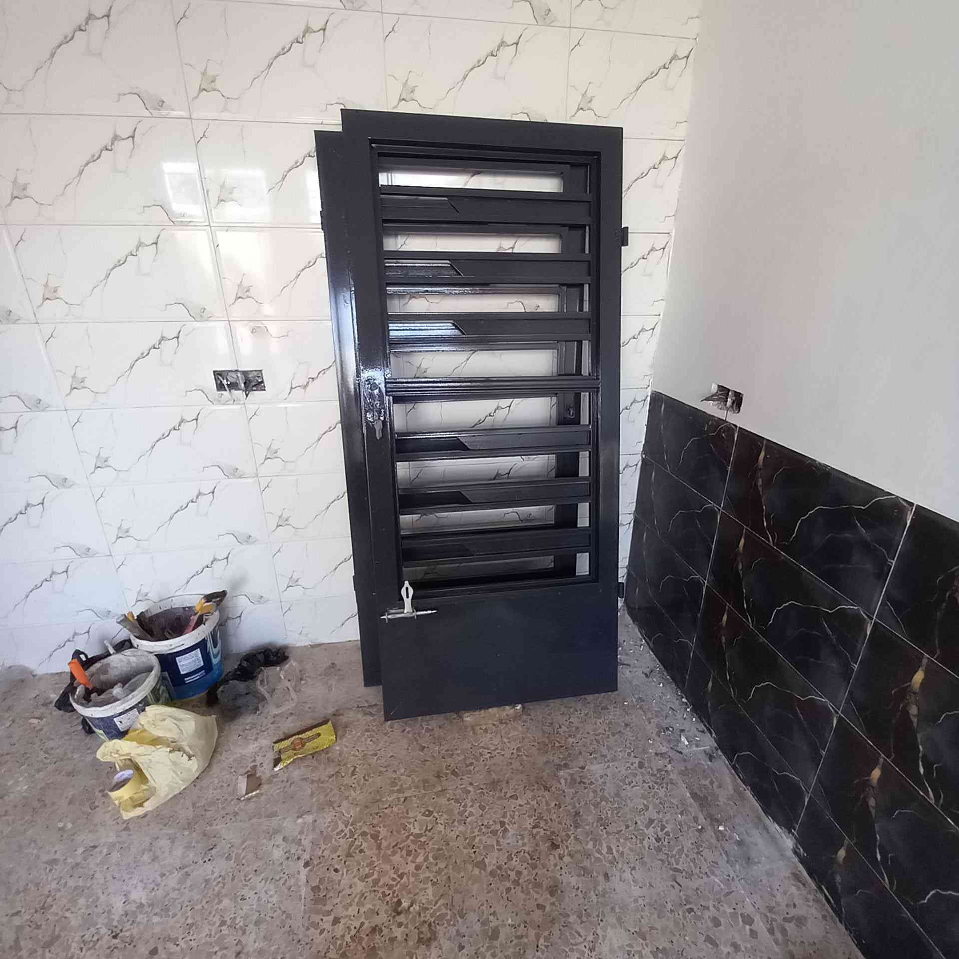 متواجد صباغ حديد وخشب اتصال ***********ابو سجاد
