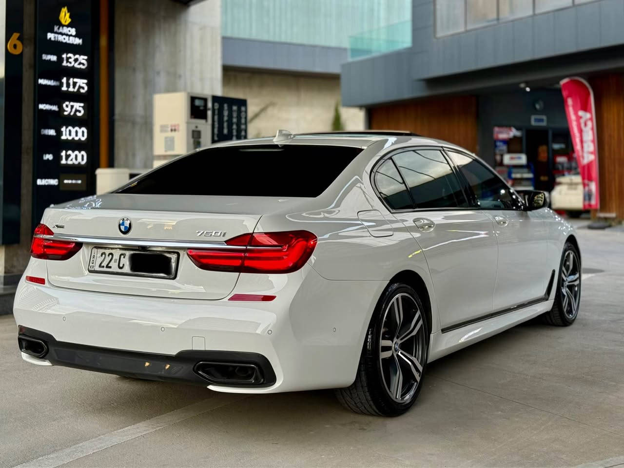 بي ام دبليو 750LI موديل 2019 

 سيريس 7 فول فول مواصفات سلايد 

ا‎ماشي 140,000 الف كم 

ا‎اللون ابيض 

ويل 21 ينج 

جام اسود ٪؜٨٠ قانوني

ا‎مادة المقاعد جلد ديزاين كريمي

ا‎عدد المقاعد 5

ت‎المواصفات :الكاميرا الخلفية - سقف بانورامي صقف نجوم - صندوق كهربائي  - التحكم على المنحدرات - ٤كاميرا 360 - تدفئة المقاعد  - كل باب شفت -رادار كبير-شغال-خمسة بردات -لايت دايناميك مع ستيرن-- تبريد المقاعد - بصمة - شاشة - مراقبة النقطة العمياء - التحكم التلقائي في درجة الحرارة - نظام فرملة الطوارئ - مصابيح الليزر الأمامية - تدفئة مقود القيادة - لوحة قيادة رقمية - أبل كاربلاي سماعات Harman Kardon - XDRIVE فور ويل

حادث سيارة نوض صبغ  بدون شخت بشرط 

ارخص سعر:- 243$ مجال بصيت 

سليمانية 

رقم صاحب سيارة:*********** السليمانية, العراق
