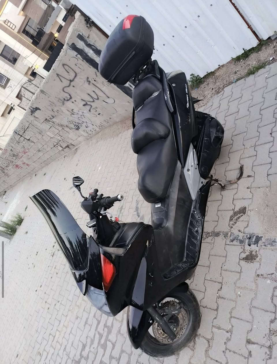 السلام عليكم 
سلفر وينج400cc
وارد ياباني180🇯🇵
مكينه بلاد
معدل شلعه ترايك للشمال
عليها ادامه نوزلات وبلاكات وكهربائيات كلها جديدة
وجاهزه باتري جديد
تخم تاير جديد
مكاني بغداد بسمايه
واتساب ***********
