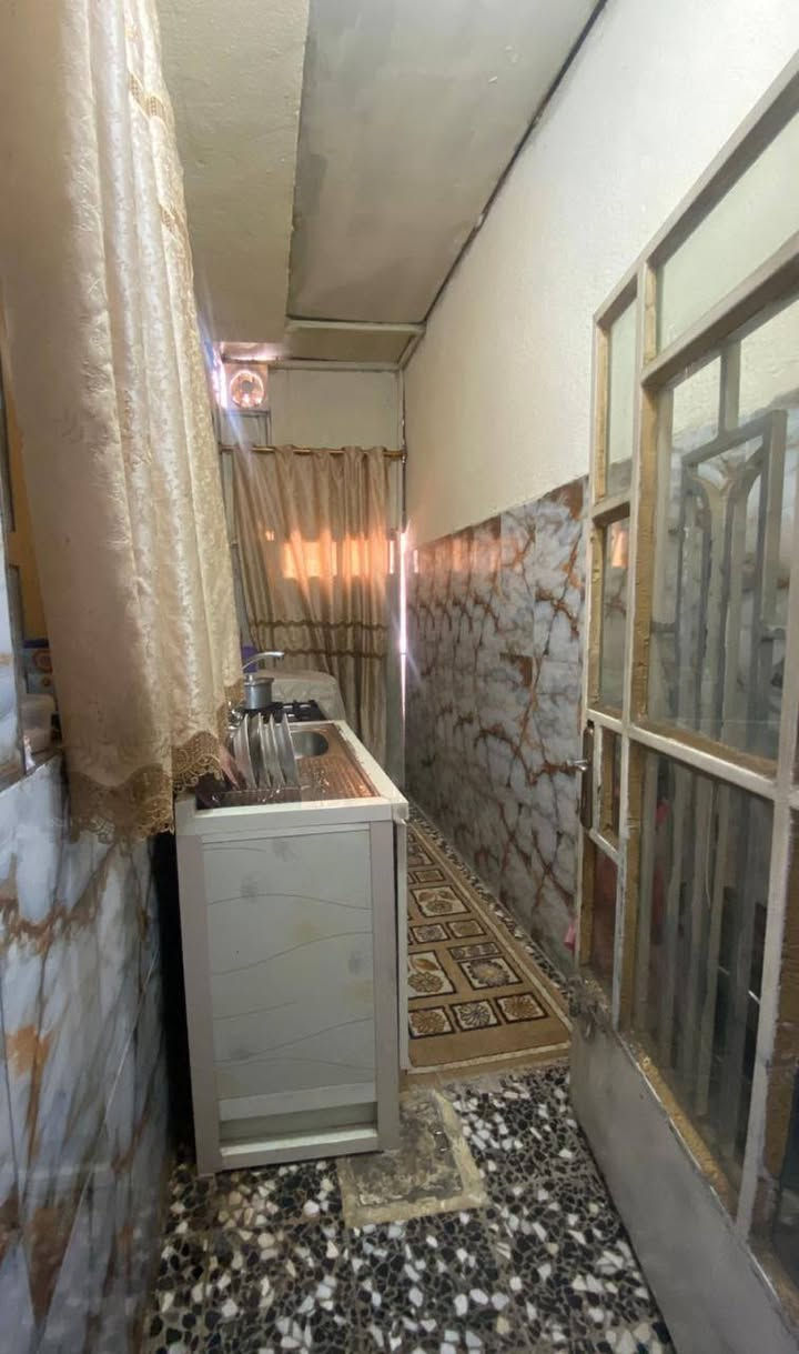 السلام عليكم 
بيت للبيع زراعي سند ٢٥ 
المساحة ١٢٥ متر 
في البلديات شارع المرور  قرب اسواق الادريسي 
يحتوي على استقبال وغرفة نوم وهول ومطبخ حار وبارد

للاستفسار ***********

