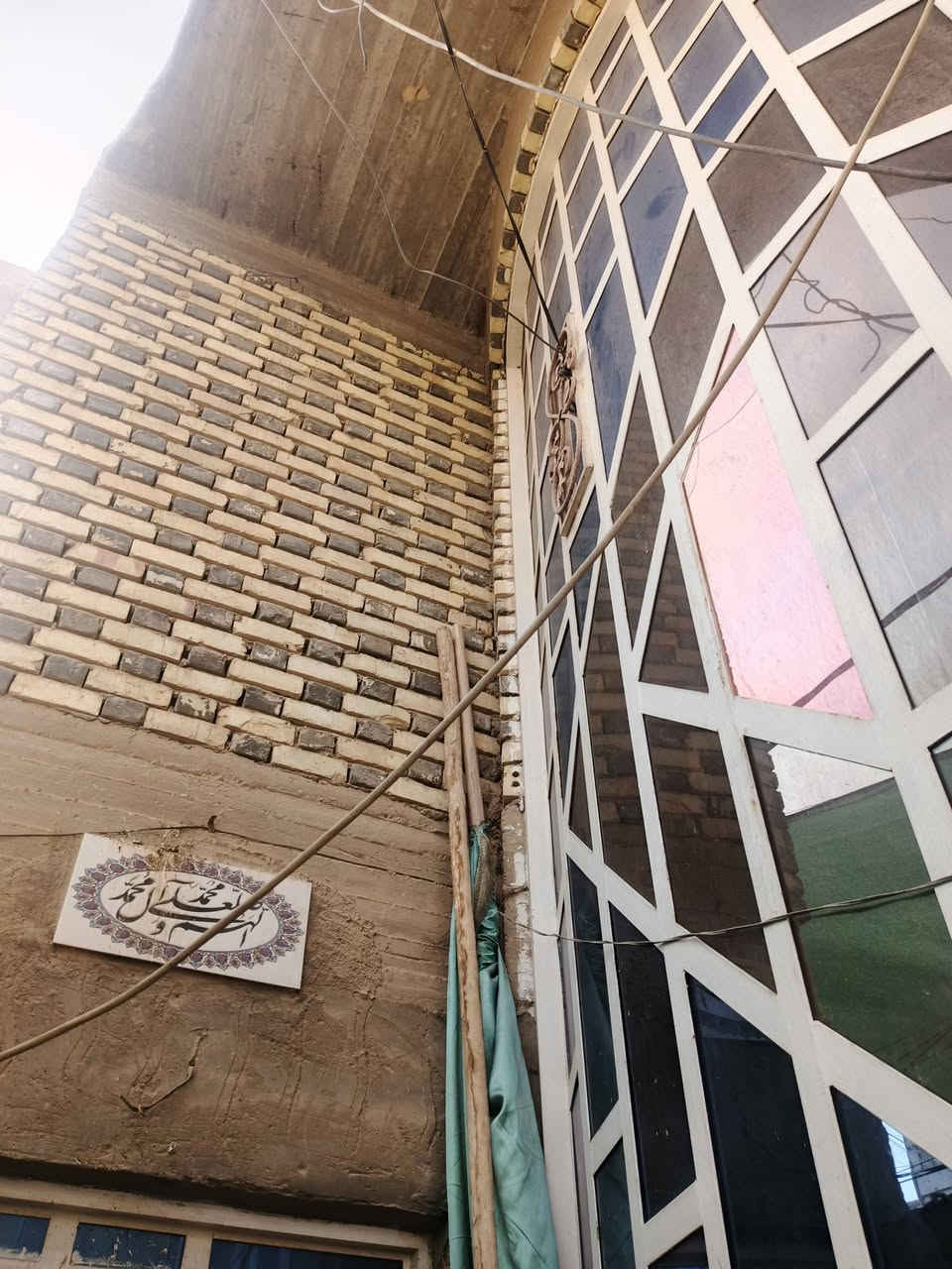 للبيع بيت دبل فاليون مرتب طابقين المساحه 150متر ركن طابو صرف قريب عن الشارع العام مدخل النجف الاشرف مسافه 100متر وقريب على مسجد الكوفه المعظم حوالي 300متر يحتوي الطابق الارضي على 3غرف نوم واستقبال وصاله ومطبخ كبير وحمام وتواليت سيراميك البيت نظيف جدا الاستفسار الاتصال على الرقم ***********
