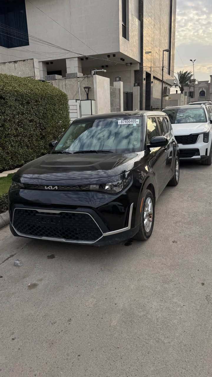 � للبيع – Kia Soul 2024 فول مواصفات عدى الفتحة دخول جديد شهر ال2 مرقم بغداد باسمي
تحويل ثاني يوم
🔹 الموديل: 2024

🔹 اللون: اسود مع سقف أسود (Two Tone)

🔹 المحرك: 2.0 لتر – 4 سلندر

🔹  العداد:زيرو ما ماشية 9000  كم

🔹  الحالة: ممتازة – صبغ اصبع حافة البنيد فقط والباقي كفالة عامة صور الحادث والسونار مرفقة بالمنشور– شاصي سليم

المواصفات الداخلية:

 • شاشة معلومات وترفيه 10.25 إنش

 • دعم Apple CarPlay & Android Auto

 • شحن لاسلكي للهواتف

 • مقاعد جلد ابيض كهربائية

 • تشغيل عن بُعد (Remote Start)

 • تشغيل ذكي زر تشغيل + Smart Key

 • تحكم كامل من المقود

 • بلوتوث + USB

 • تكييف أوتوماتيك

 • شاشة عدادات واضحة

 • خامات داخلية نظيفة ومريحة

أنظمة السلامة والمساعدة:

 • رادارات أمامية

 • نظام النقطة العمياء (Blind Spot Monitoring)

 • تنبيه حركة المرور الخلفية

 • كاميرا خلفية

 • نظام الثبات والتحكم بالانزلاق

مميزات إضافية:

 • اقتصادية في الوقود

 •

 • السيارة نظيفة وجاهزة للاستخدام

📍 الموقع: بغداد – البلديات

💰 السعر: 175 قابل للتفاوض 

📞 للتواصل: *********** – بغداد, العراق
