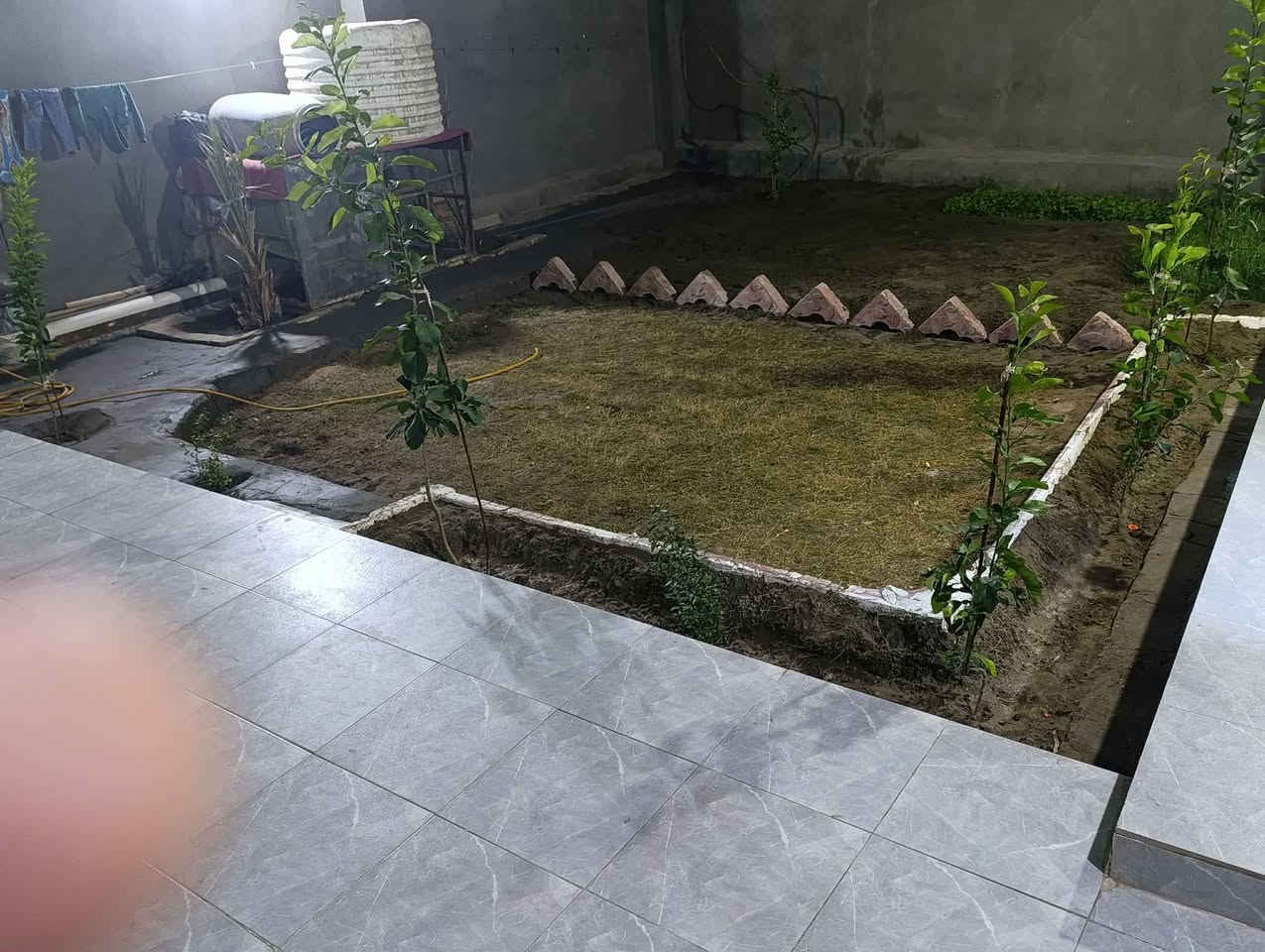 سلام عليكم  240متر للبيع بناء بلوك وعكاده اساس صب كونكريت يحتوي على غرفتين او صاله وستقبال طول صاله 12متر طول استقبال 8متر شارع المطار بشارع علكم بشارع حاتم الخير نهايت المقرنص  ***********
