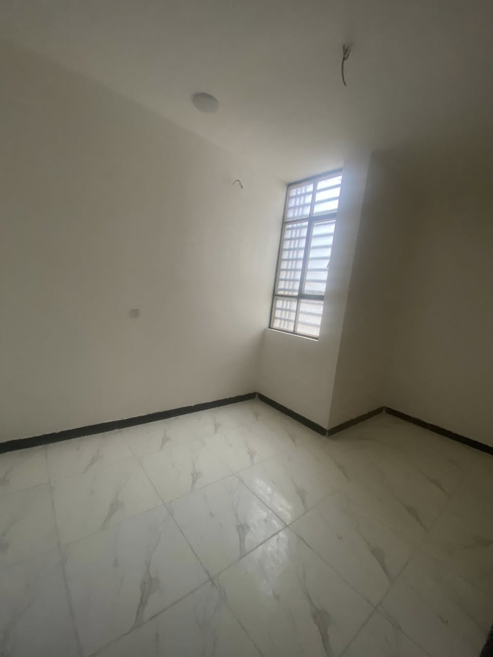 #لدينا_دار_للبيع مساحه 50 متر واجهه 5 ونزال 10  طابو زراعي سند 25 قرار محكمه البيت يحتوي على 2 غرف نوم و بيتونه كبيرة وصاله وستقبال ومطبخ   العنوان بغداد الدورة مدخل البوعيثه مجمع العدل 
هاتف ***********
