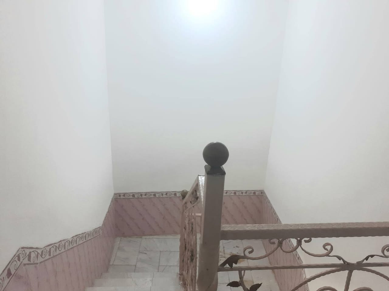 بيت مساحة 175 متر
منطقة المشتل على شارع رئيسي
طابق واحد
يحتوي أستقبال وغرفة كبيرة وصالة ومطبخ وحمام داخلي وخارجي وكراج سيارة وحديقة اتصل ***********
