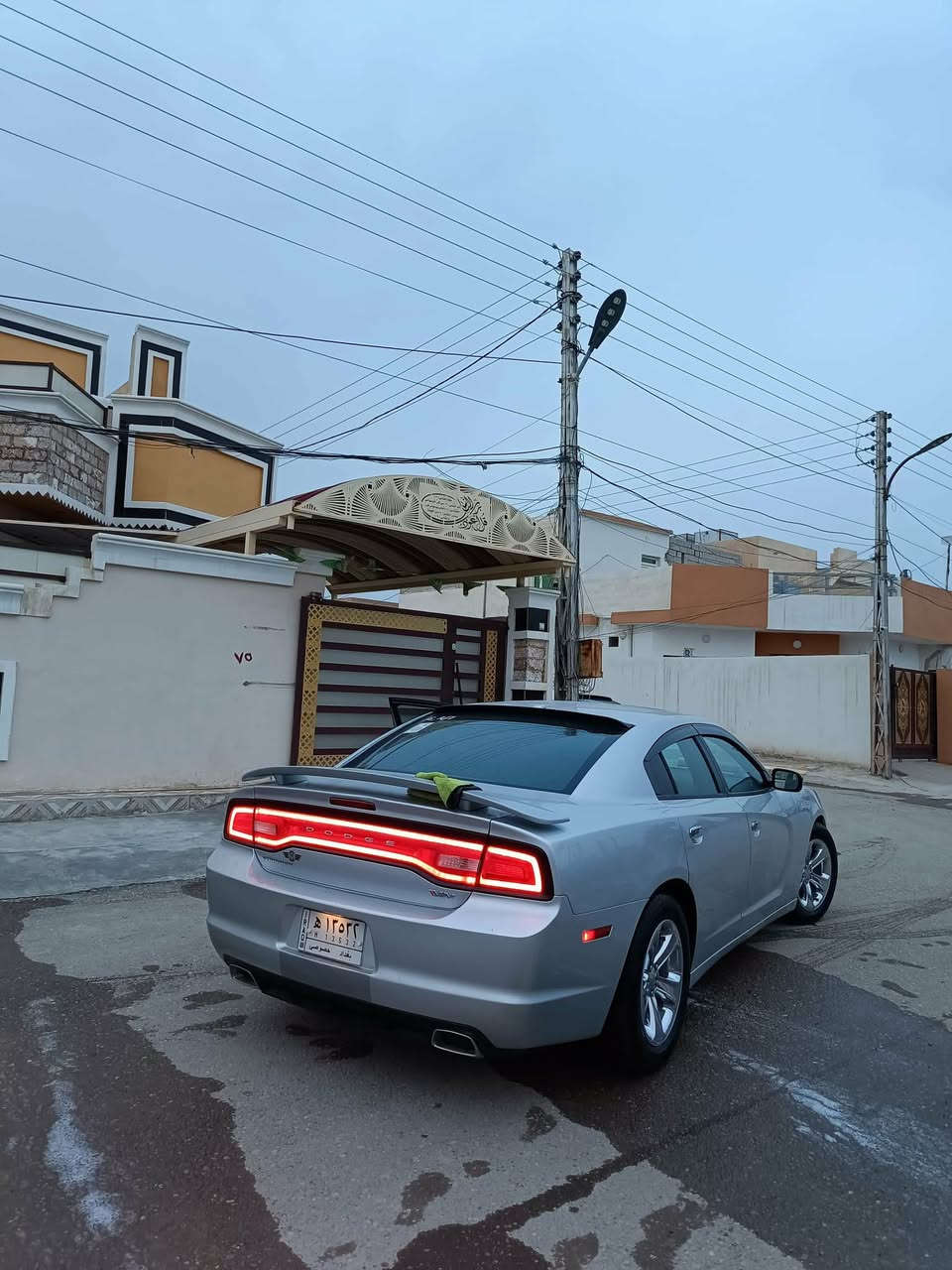 السلام عليكم جارجر 2012 فول مواصفات خليجي مكفوله من الفتح والطخه والصبغ سلفر الون رقم بغداد بأسمي السعر 200 وبيها مجال حك الجيه ***********
