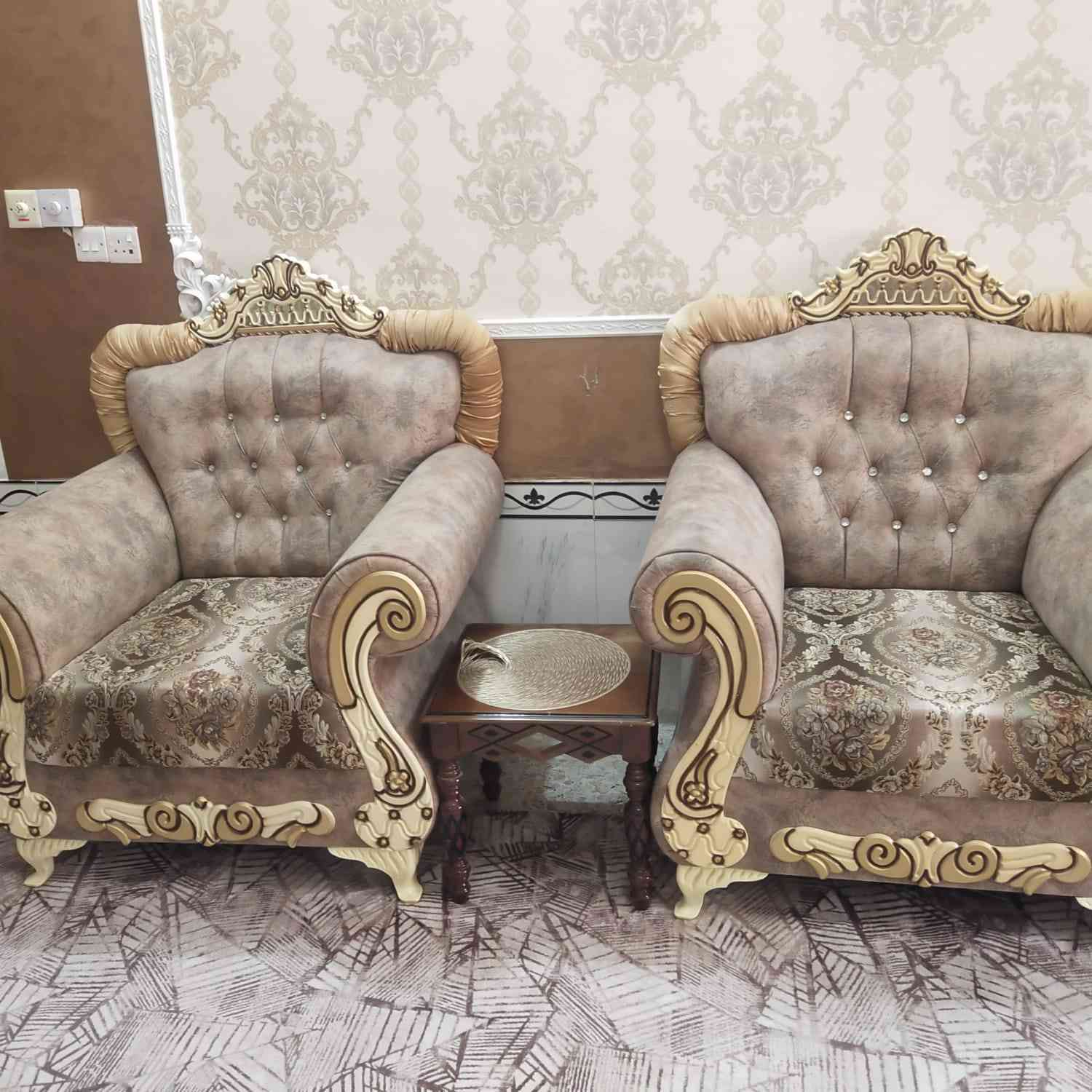 قنفات ملكي تخم ونصف
قنفات ملكي فاخر بحالة ممتازة جداً وكأنه جديد ✨
• قنفة كبيرة ثلاث مقاعد ثلاثية عدد ٣
• مقعد ثنائي واحد
• أربع كراسي مفردة
مناسب للبيوت الكبيرة والضيافة ولمجالس الضيوف.
🔹 المواصفات:
• قماش متين ومكفول: لا يوجد حرق لا زلغ ولا كسر
• مريح جداً وعملي للاستخدام اليومي
• استخدام نظيف جداً
💰 السعر: مليون دينار
📩 للجادين التواصل على ***********
