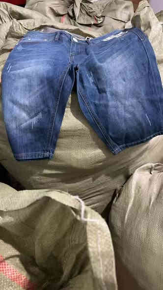 السلام عليكم 
عندي طن واحد ملابس جاي من الصين 
10ايام يوصل ان شاء الله 
ملابس رجالية جديدة (غير مستخدمة)
تحتوي على مخلوط
جاكيت/قمصلة
تيشيرت 
سويتر
بنطلون 
بلوز 
شورت
قميص من النوع الثقيل 
(ملاحظة)
ابيع الكمية كاملة 
الملابس كلها من الدرجة الأولى 
(رجالي رجالي رجالي)
الي مهتم يتصل او يراسل واتساب 
***********
