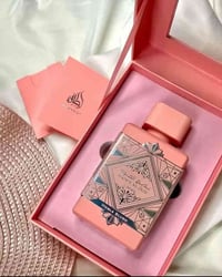 عطر بديع العود الوردي للنساء Noble Blush هو تحفة عطرية ساحرة تعكس الرق...