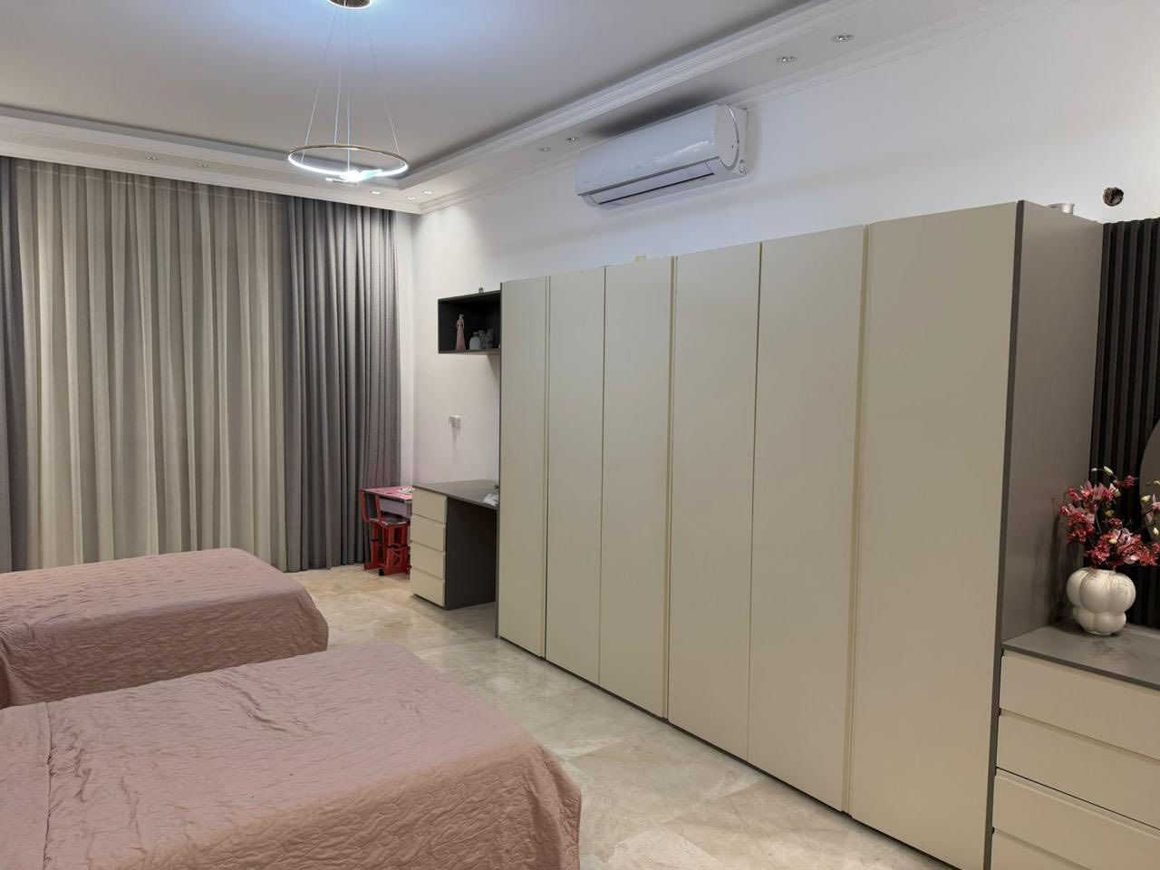 للبيع دار حديث زيونه محله 716
المساحة 240 متر 
واجهه 8 متر 
النزال 30 متر 
فول درجة اولى بناء من الكوالتي الممتاز 
يحتوي ع 5 غرف نوم سويتات 
للاستفسار :*********** 
بلال الزبيدي للعقار
