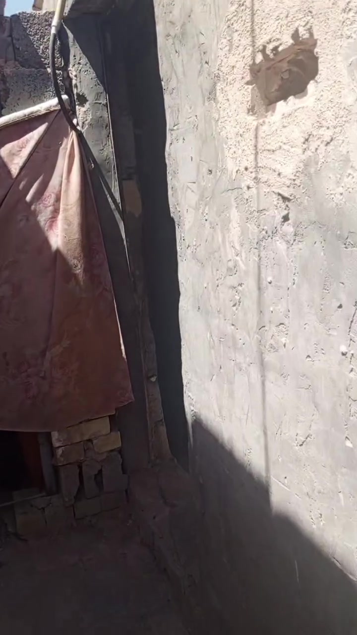 بيت البيع مقابيل مطعم جواد قريب على الشارع العام بيت عوزه ترتيب سعره 8 مليون وبي مجال رقم *********** ماي سيح وكهرباء ومولد
