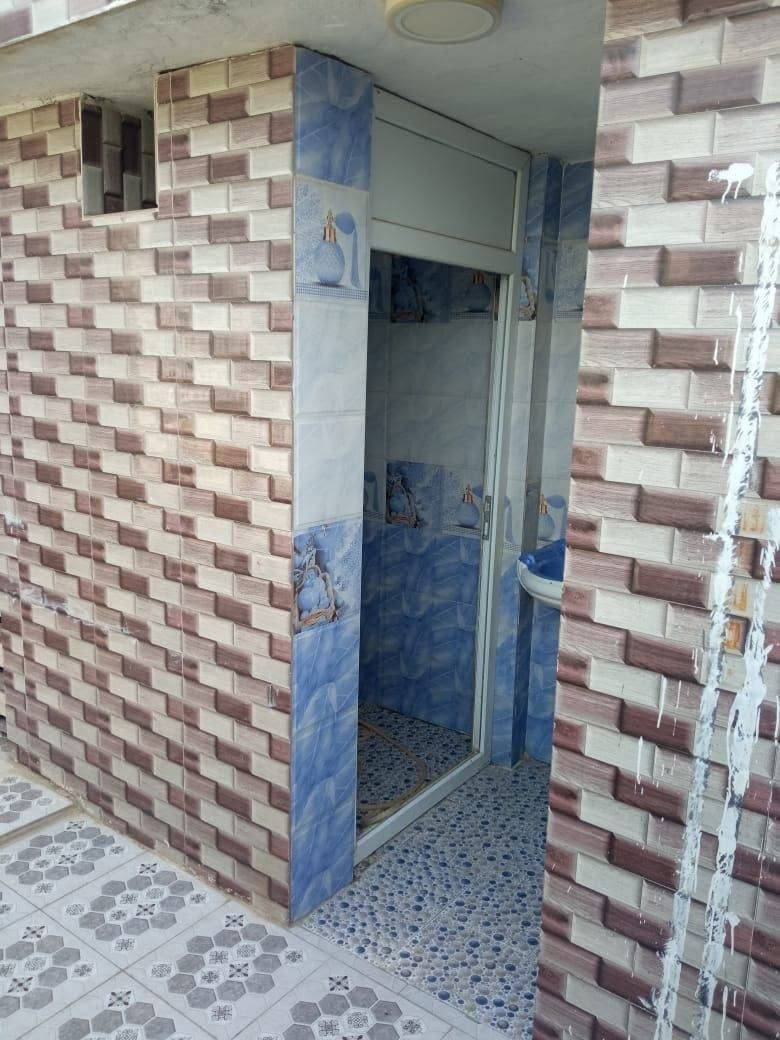 السلام عليكم 
دار للبيع مساحة 150 متر يقع في الهاشمية حي العسكري
 (حي الصادق) مقابل الجمعية والشارع العام امامه حديقة بناء حديث طابوق وصب كونكريت شغل درجة أولى ارضية مرمر
التفاصيل 
غرفة نوم 5*4+صالة 7*4+استقبال 7*4 +منور كبير +مجمع صحيات داخلية وخارجية +حديقة داخلية +كراج سيارة
للإستفسار اكثر 
***********
