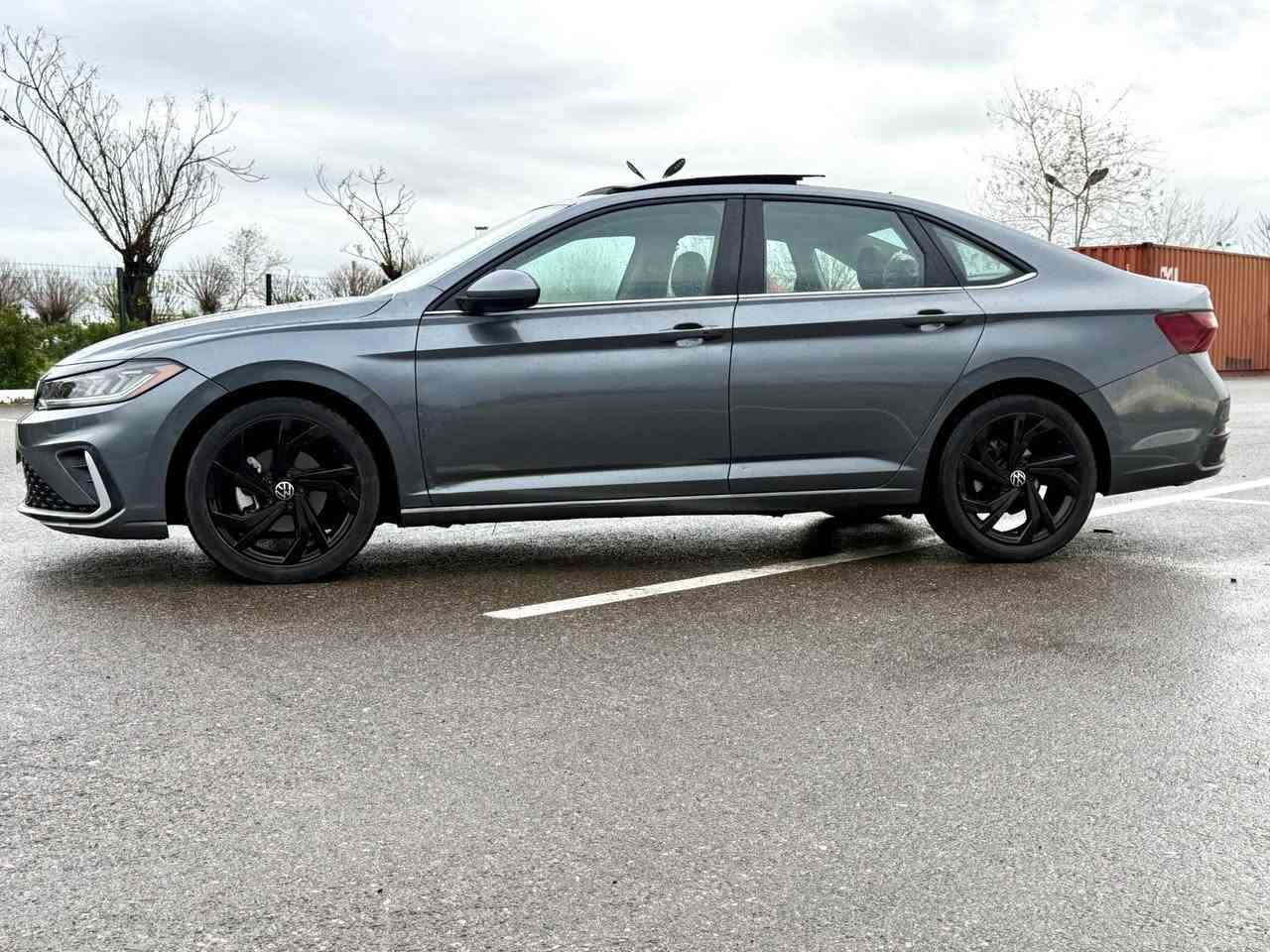 Jetta se 
مۆدێل ٢٠٢٥  قەپات مواسەفات فول ١/١ 
رەنگی نەفتی 
مواسەفات پانۆراما - بەسمە و شغال
- کوشن جلدو هیتەر -
رادار شاشە ئەلیکترۆنی- 
٣هەزار مایل رۆیشتووە
ڕادار ٣٦٠ پلە شەحنی مبایل وایەر لێس گوشن گەرم کوشن مساج
پێش و پشت و هەموو گیانی کەپس بەشەرت ناوی نەگرتووە بەس ئیرباکی سوکان سیستەمە هەمووی بیلادیە  یەک گڵۆپی دەشبول ئیش ناکات بەشەرت 
کوشن کارەبا 
ناو دوو ڕەنگ ( ڕەساسی و ڕەش ) 
ڕادار پشت و پێش و ئاوێنەکان 
شاشەو کامێرا 
گێچ ئەلیکترۆنی 
‏  Auto Hold -Auto Stard-Auto Stop -ECO
لایت و بەگ لایت لید 
ویل 18 
 زۆر مواسەفاتی تر      
مەکینەی 1.5  turbo گێڕو مەکینە بەشەرت 
  ***********
*********** واتساپ+ڤایبر أربيل, العراق
