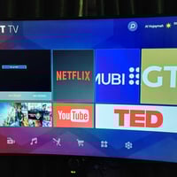 شاشة (olg) مقوسة  سمارت فول انترنت حجم55للبيع  4k السعر250 الشراي يجي ...