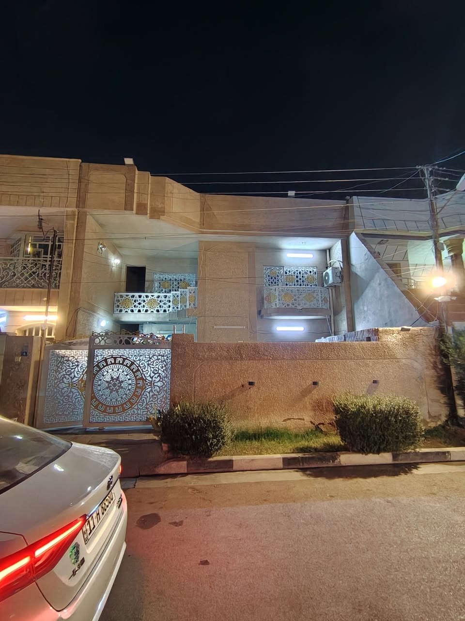 دار كلاسك للبيع 🏠للبيع🏠
مساحه 200 متر 
واجهه 10 نزال 20 متر
يحتوي على مدخلين كراج سياره حديقه وخدمات خارجيه
يحتوي على 5 غرف نوم وصاله ومطبخ حار بارد واستقبال وخدمات عدد 4
موقعه ممتاز جدا حي الجهاد الرفاق ع شارع 15 متر شارعه جدا نضيف قريب من شارقه جدا سعره 550 وبي مجال
للأستفسار أكثر اتصل ***********
***********
ادارة مكتب عالم العقارات
زورو موقعنا الكائن حي الجهاد شارع 60 مجاور مدرسه طيور الجنة
