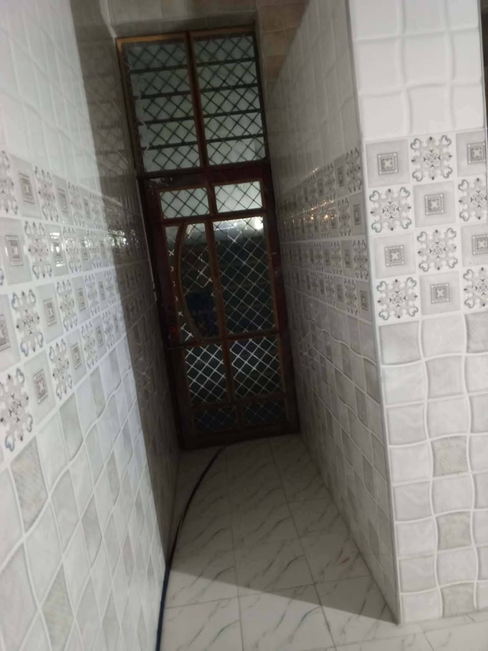 يوجد بيت حديث للبيع
العنوان البوعلوان قرب ملعب الكرار
بيت مساحه 900 متر واكثر 
بناء 250 
سنه بناء 2028 بيت فقط ناقصه بورك 
غرفتين مطبخ هول مجمع صحيات حديقه داير مداير بيت 
*********** السعر 58 وبي مجال
