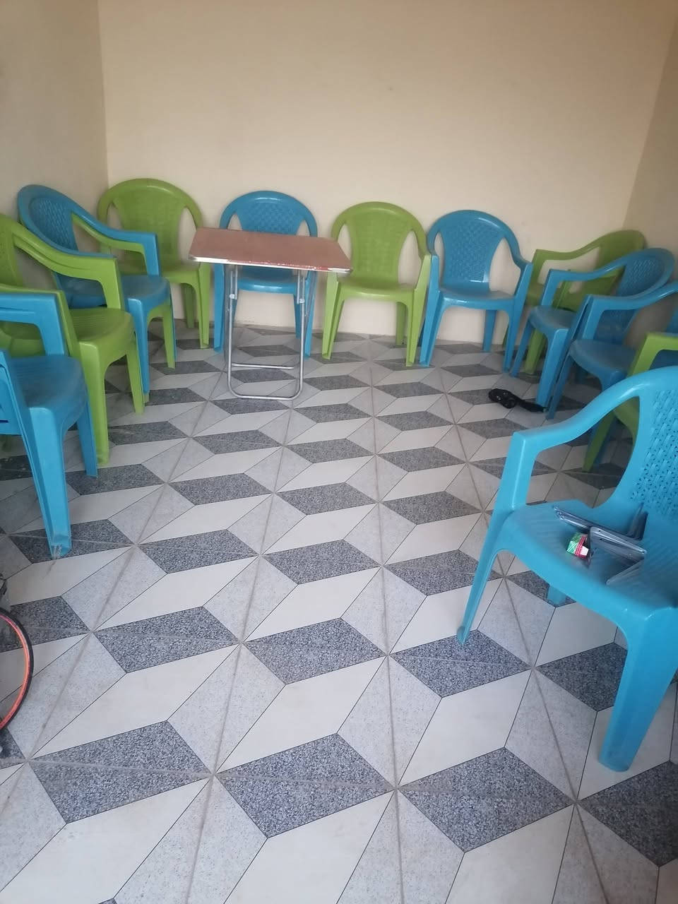 سلام عليكم كوفي كامله للبيع
تتكون من ١٥ نركيله.و ٤ ميوزه  و طباخ عين واحده وياها ١٥ كرسي *********** حله ناحيه انيل
