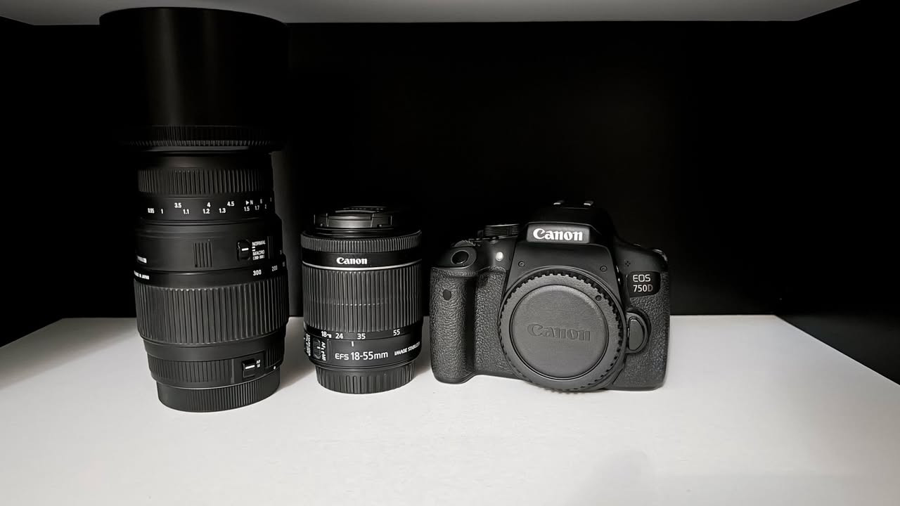 السلام عليكم،
كاميرا Canon EOS 750 للبيع نظيفة جدًا

🔍 العدسات الملحقة:
1. عدسة Canon 18-55mm IS STM
2. عدسة Sigma 70-300mm DG Macro

📦 الملحقات:
* العلبة الأصلية + الكاتلوكات.
* الشاحن + البطارية.
* حزام الرقبة الأصلي من Canon.
* أغطية العدسات والكاميرا (Caps).

♦️السعر 600 ألف (الكاميرا + العدستان) بيها مجال بسيط جدًا.

🔴 الكاميرا تُباع بكج كامل (الكاميرا + العدستان).


**إذا كنت صاحب هذا الإعلان وتريد حذفه لأي سبب، رجاءا أرسل رسالة إلى الدعم الفني**