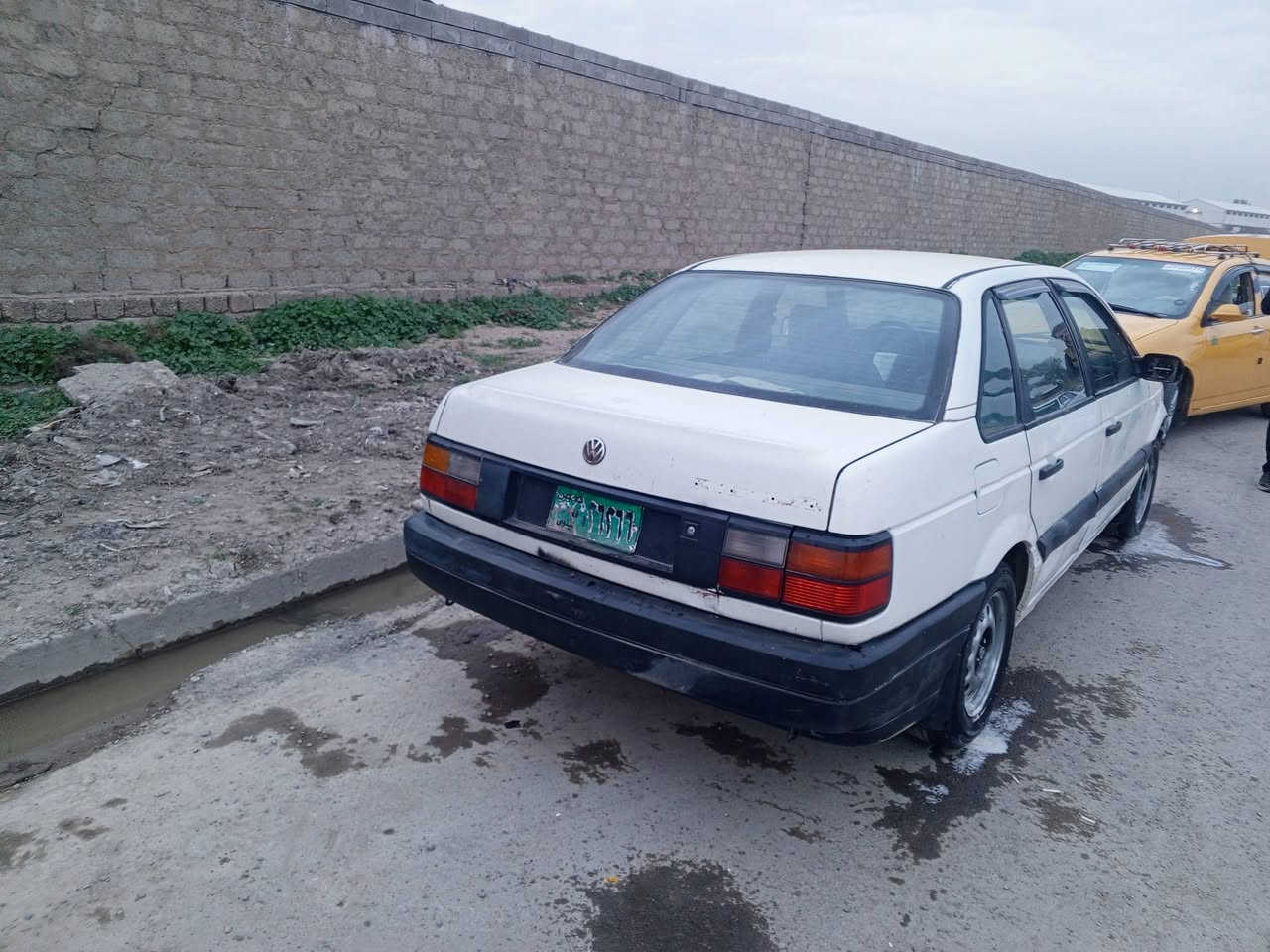 السلام عليكم سياره باسات موديل 89رقم اخضر شرط تحويل كربون بانزين سنويه خضره مكينه كير شرط كير أربع نمر طخم جديد دخلى نضيف سعره 27 بيها مجال *********** مكان سياره نوصل الأيمن
