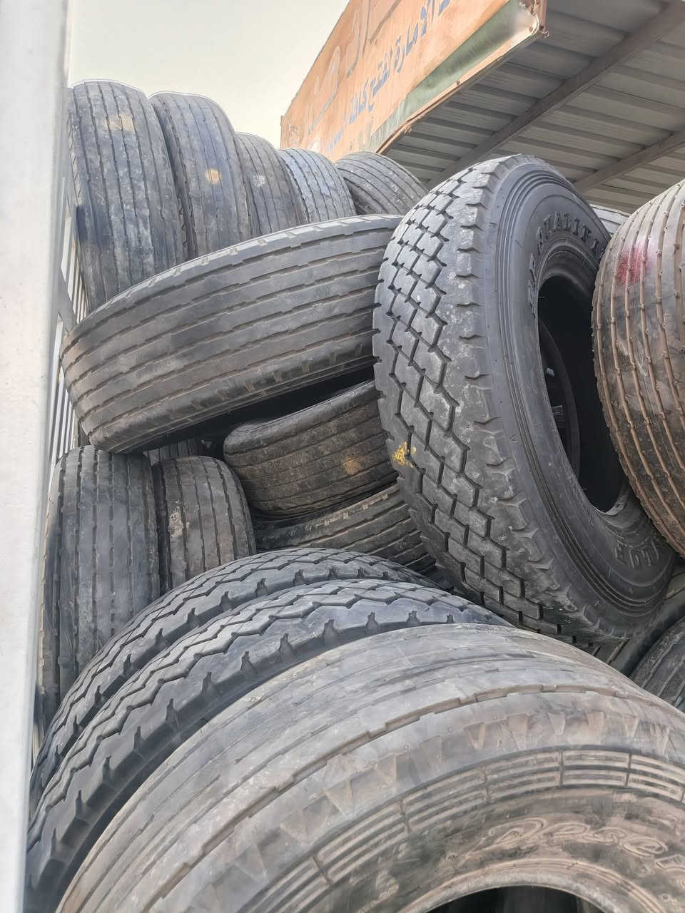 تايرات بالون  وكاله  حجم 16 علا 900 يرهم و 17 موجود هم لانكروز سلك ولانكروز عادي وفورويل نيسان باترول  الستفسار ***********مكان كوت

