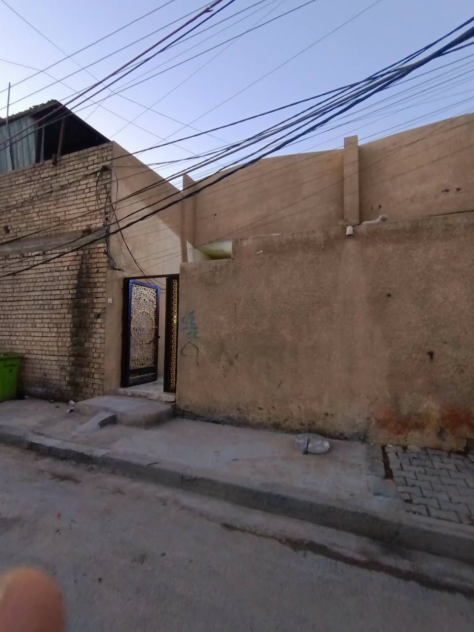 السلام عليكم توفر عندي بيت 114 متر جبهه 4ونص/ نزال 27 /زراعي البيت طابق واحد منطقة كامله كل الخدمات مي مجاري كهرباء تبليط موقع البيت البلديات الضباط خلف الصحفيين قرب مدرسه زين القوس منطقة حي الامير 
للاستفسار *********** الرد واتساب ماسنجر أو الاتصال على الرقم حسن للعقار
