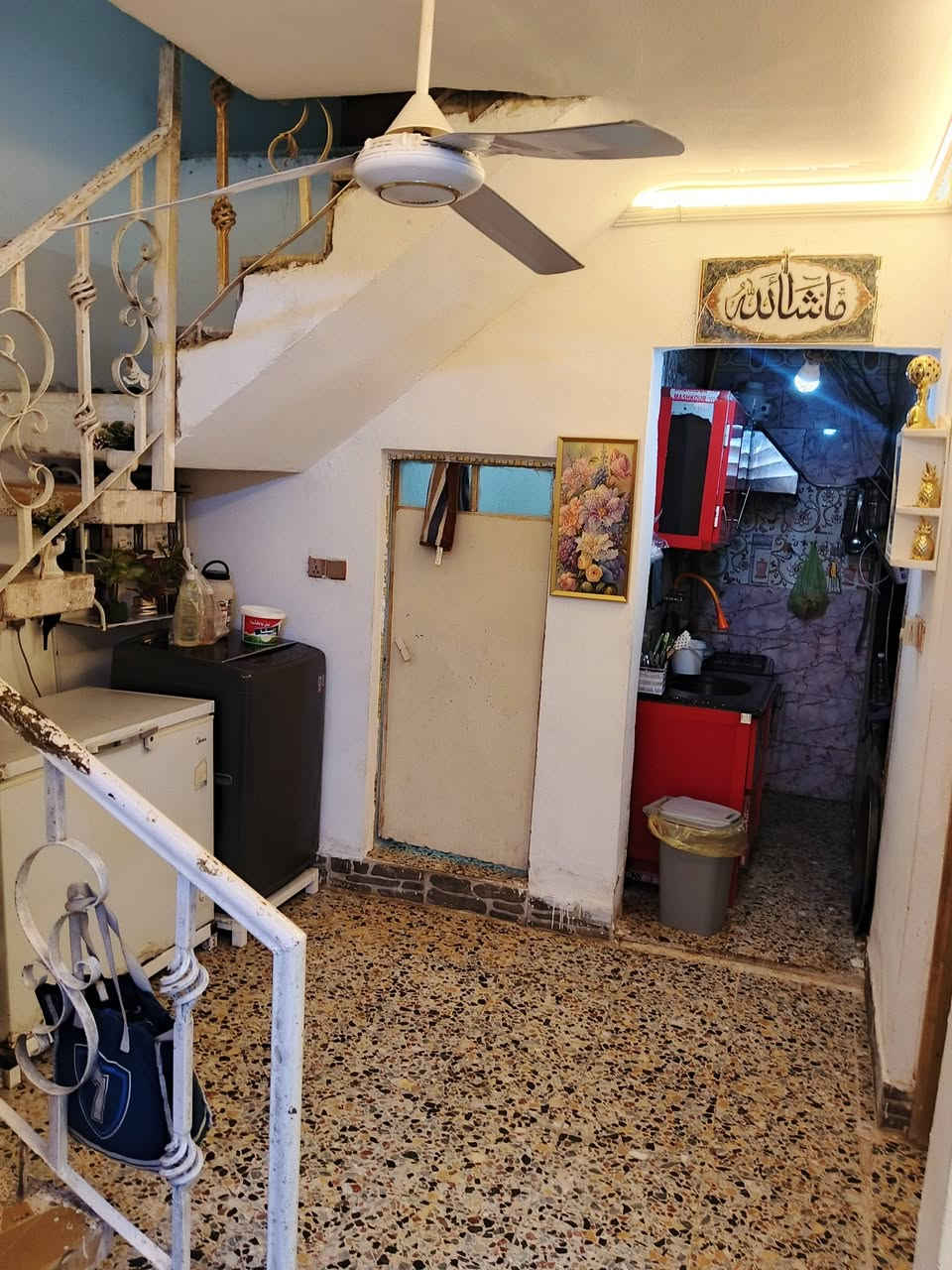 السلام عليكم
للبيع بيت مساحه 113 متر 
واجه 8 نزال 14 
يتكون البيت من طابقين 
الطابق الاول يحتوي علا 
كراج ومحل باب داخلي وصحيات واستقبال ومطبخ و صاله وغرفه + مطبخ حار + خدمات 
ويحتوي الطابق الثاني على غرفه نوم كبيره + مخزن + بيتونه + صطح 
المكان بغداد نهايت حي اور منطقة حي الزهراء فرع مخبز بغداد 
رقم الهاتف *********** 
للاستفسار اكثر الاتصال على الرقم
