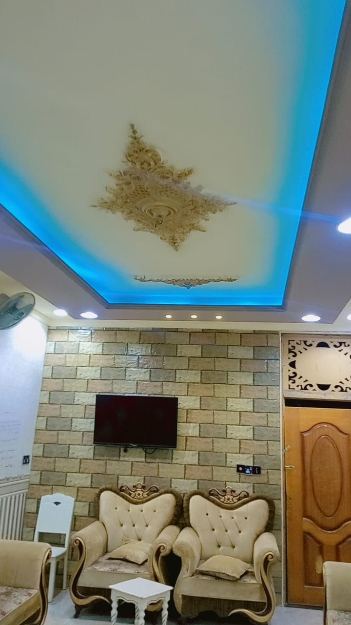 سلام عليكم 
بيت للبيـــــــــــــع 🏠
مساحــــــــة الدار 160
طابقـــــــــــــــــــــــــن
يحتوي على غرفـــــــــــة نوم عدد2
مجمــــــــــــــــع صحيــــــــات عدد 3
صالـــــــــــــــــة+مطبـــــــــــــخ+ستقبــــــــــــــــل
ويحتوي على كافـــــــــــــــــة الخدمات ماء كهرباء مجاري انترنيت ظوئي يبعد عن الشارع الرئيسي40متـــــــــــر الموقع الكائن حله بابل حي الامين  شارع 80قرب معجنات قصر الشام خلف مركز سيف سعد للستفسار الاتصال على لارقام 📱***********
