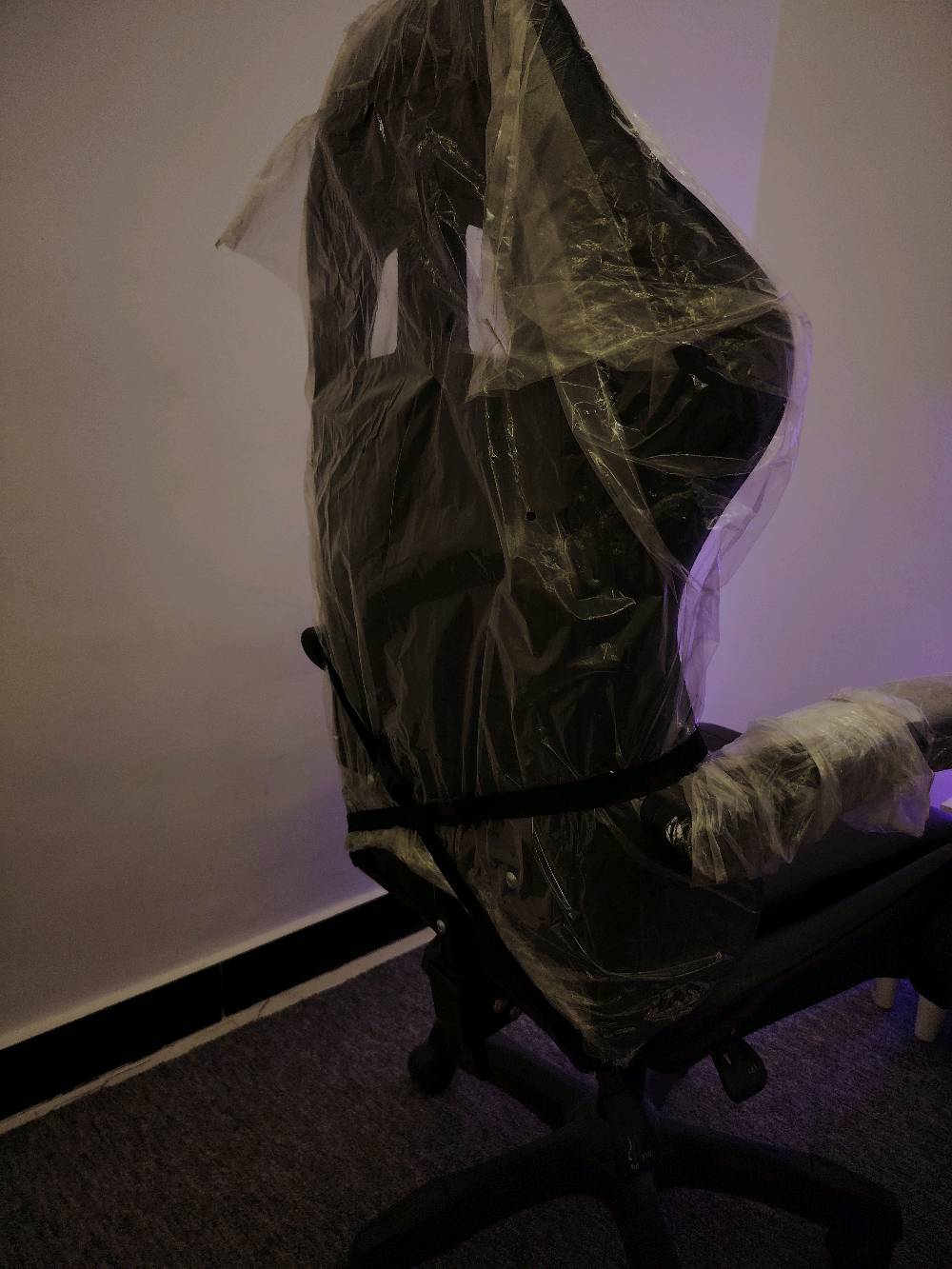 كرسي كيمنك ماركه KALOWICE يحتوي على تدليك جك هيدروليك متحرك 360 درجه انحناء 180 درجه السعر 130 الف وبيه مجال بسيط