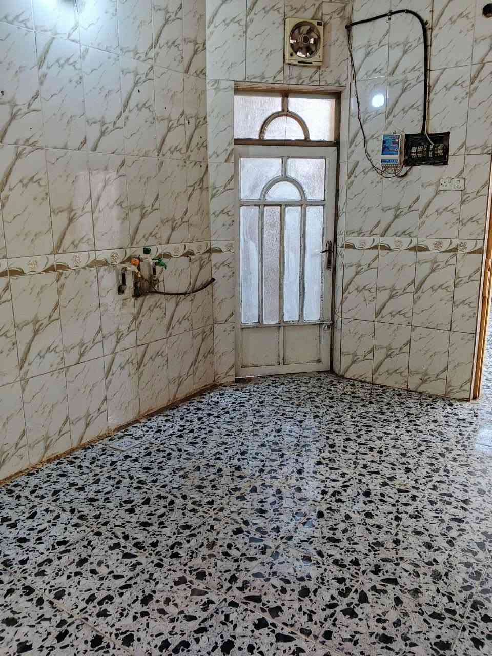 #دارللبيع
_______
طابو ملك صرف المساحه... 
_________________100متر مربع بناء حديث 

#الموقع حله شارع 80... 
________________قرب مؤسسة العين

يبعد عن شارع 80..... 150متر... 
___________________-عرض الشارع 15 متر

الدار فارغ تسليم مباشر.. 

#تفاصيل_الدر... 
       ستقبال
مطبخ
هول
غرفتين نوم 2 وحده ارضي وحده
_______________________طابق ثاني 
صحيات داخلية و
_____________خارجيه
  ______________________________________
الاسفسار أكثر الاتصال على الرقام
                   ***********
***********
 _______________________________________
                 مستعدون لنشر كافة العقارات
البيوت ولاراضي الصرف الزراعية

 _______________________________________
                   يتوفر لدينا كادر مختص في
                  البناء وترميم مقاولات عامه
                       ***********
