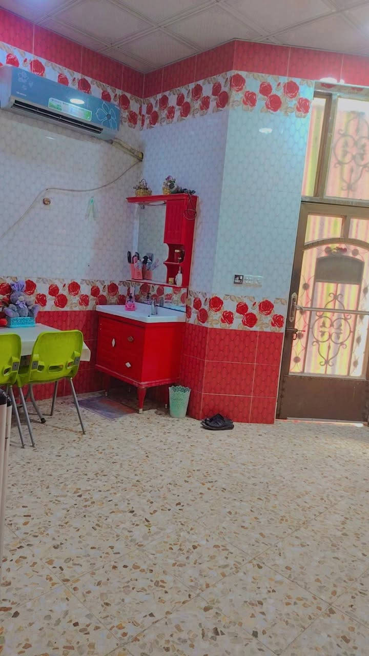 بيت للبيع بمنطقة سيد علاوي قرب جسر بربوتي والكورنيش الجديد المساحة ٢٠٠م بناء حديث مُسلح يحتوي على استقبال وصالة وغرفة واحدة ومطبخ حار وبارد وصحيات متكاملة بالإضافة إلى كراج للسيارة

للاستفسار الاتصال على الرقم ***********.
