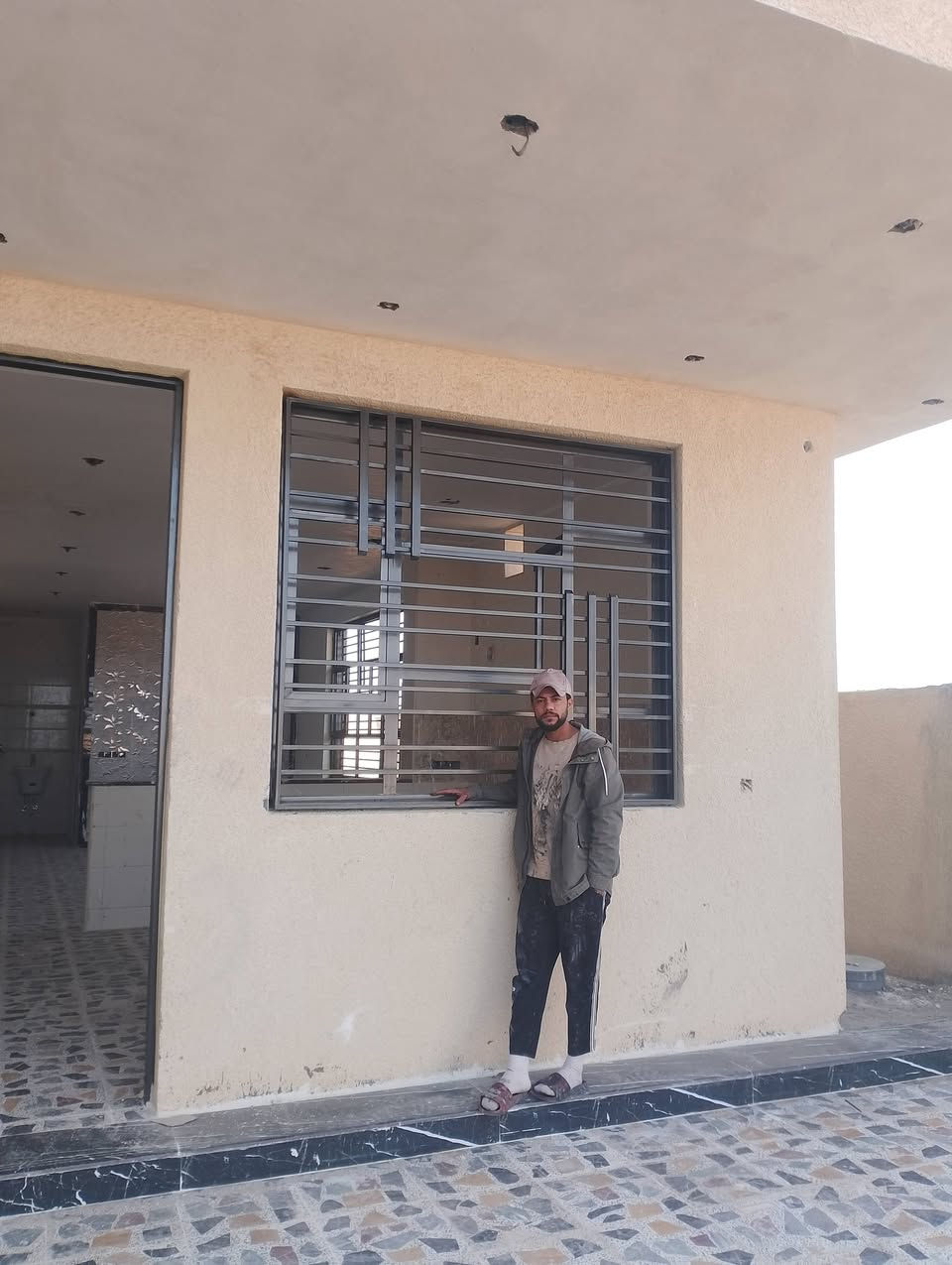 سلام عليكم صباغ متفرغ بيوت + بوب شبابيك مجرات سقاف تصل ع رقم ***********
