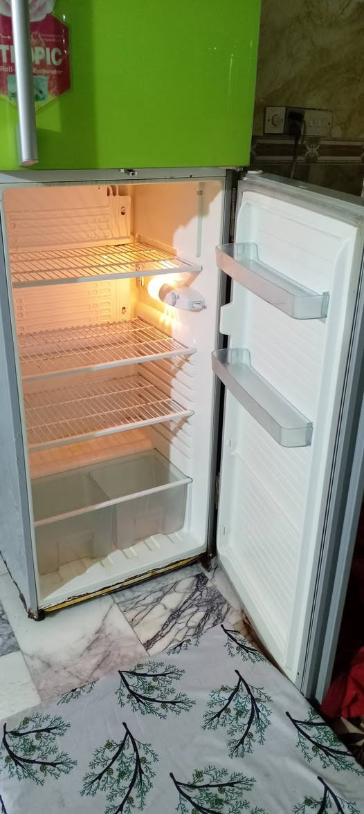 ثلاجه شغاله مامصلحه حجم 16لبيع بيه  ضررر بسيط سعر150بيه مجال مكان بغداد بل كماليه اتصال ***********
