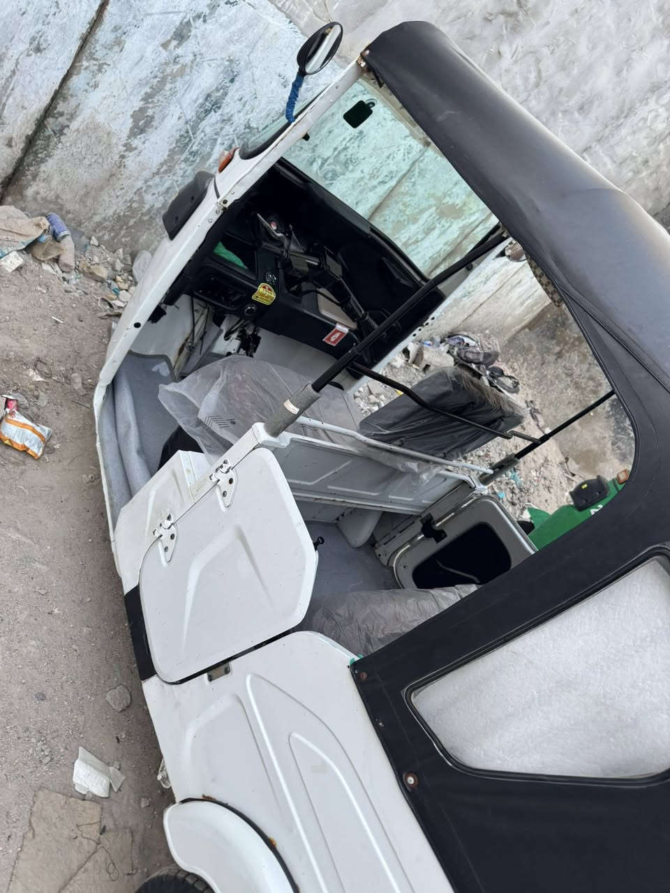 سلام عليكم تكتك بجاج مديل واحد وعشرين تكاتك كفاله بدي ومكينه بيضه كلش تخبل ماعده زلغات كلش قليله مكحلات ولخضره كذالك بيه ضربه زغيره كلش موضحه بصوره  ويخبلن وكلشي شغال بيهن لاحد يدخل يكلي شنو بيهن رقم وسنويه تواصل *********** عنوان خمسميل بصره
