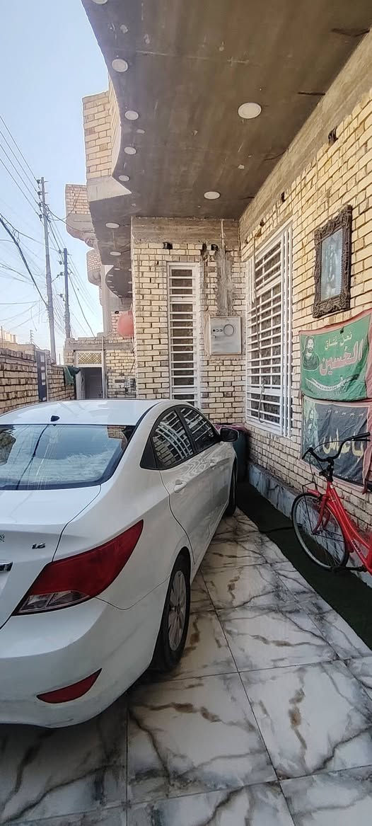 الدار البيع مساحة ٢٠٠ متر مربع المكان حي النداء قرب القضاة يحتوي على استقبال كبير و مطبخ حار و بارد صاله كبيره عدد الغرف ثلاثه غرف صحيات عدد اثنين داخلي وخارجي مكلف بنشر ***********
