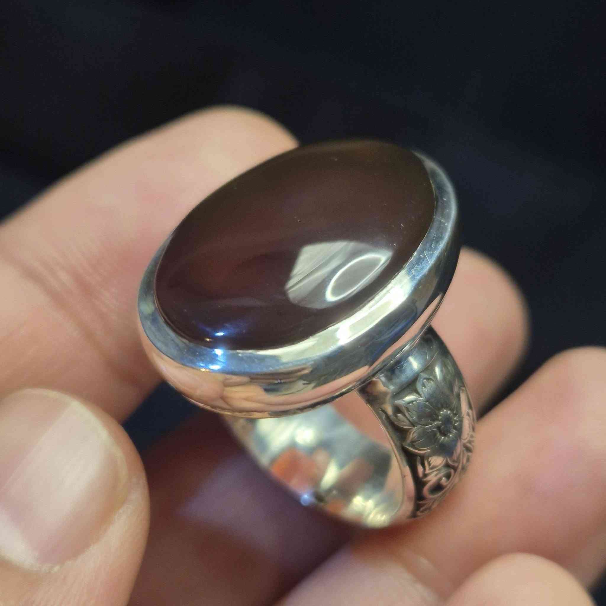 الحـر اعلى فئة في العقيق اليماني ... و أندره

العقيق اليماني "اليمني" الطبيعي (لون بني) حر تماماً
[ لا معالجة / لا تحسين بالحرارة ] من الجبل الى الورشة الى الخاتم 
فص حجم راهي _ صياغة يدوية بالكامل 💯% قياس24
زخرفة ليزرية على العضد 

💳 كارت ضمان مختوم (أصالة المنشأ & غير معالج )
🚗 خدمة توصيل كل مناطق العراق
للإتصال و المراسلة : ***********
📍العنوان /  الكوفة _ شارع كوفة نجف الرئيسي _ مأكولات خوخة _ الشارع الفرع للمطعم
