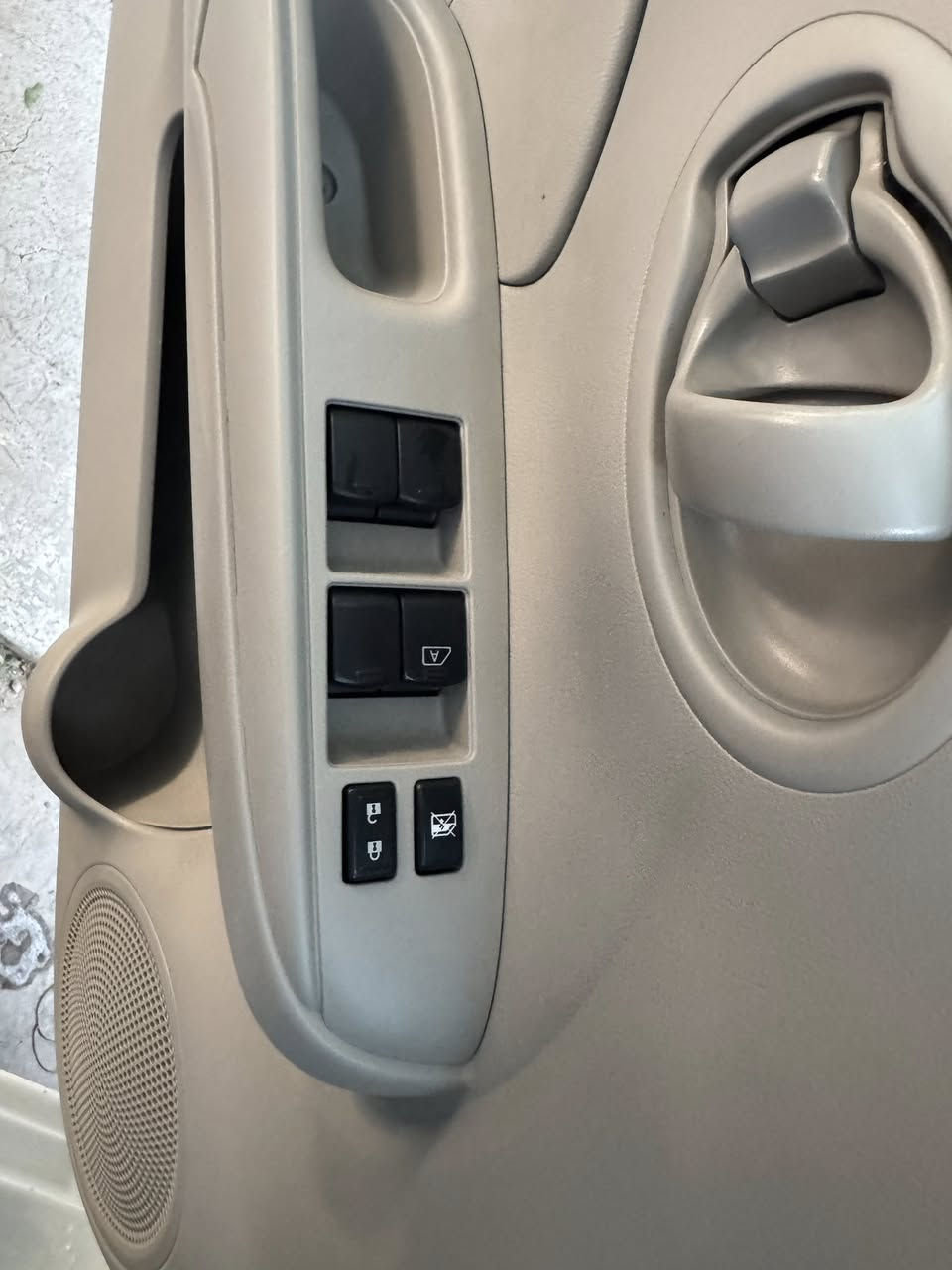 السلام عليكم 
نيسان صني 
موديل  2025
ماشيه 13 الف 
مكفوله كفاله 
سعر   130 بيه مجال سعر رقم الهاتف ***********
