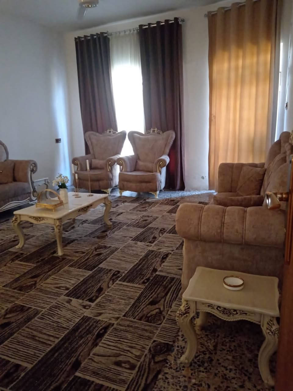 سلام عليكم بيت 200 متر للبيع يحتوي على صاله مطبخ هول داخلي غرفتين نوم العنوان حي السلام شارع الزوار قريب على القناة للاستفسار الاتصال على الرقم ***********
