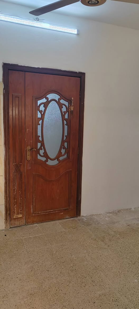 دار للايجار في حي الميثاق ١٥٠ متر طابق واحد كراج وحديقه واستقبال وهول عدد٢ وغرف نوم عدد٢ ومطبخ وصحيات وترك قريب سوق الميثاق و على جامع بر الرحيم للاتصال ***********
