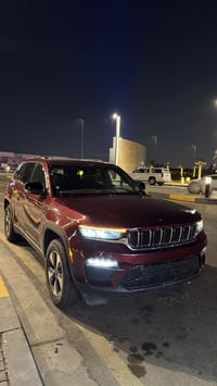 للبيع جيب كراند شيروكي Plug-in Hybrid موديل 2024 🔹 لون مميز   ⚡ النظام...