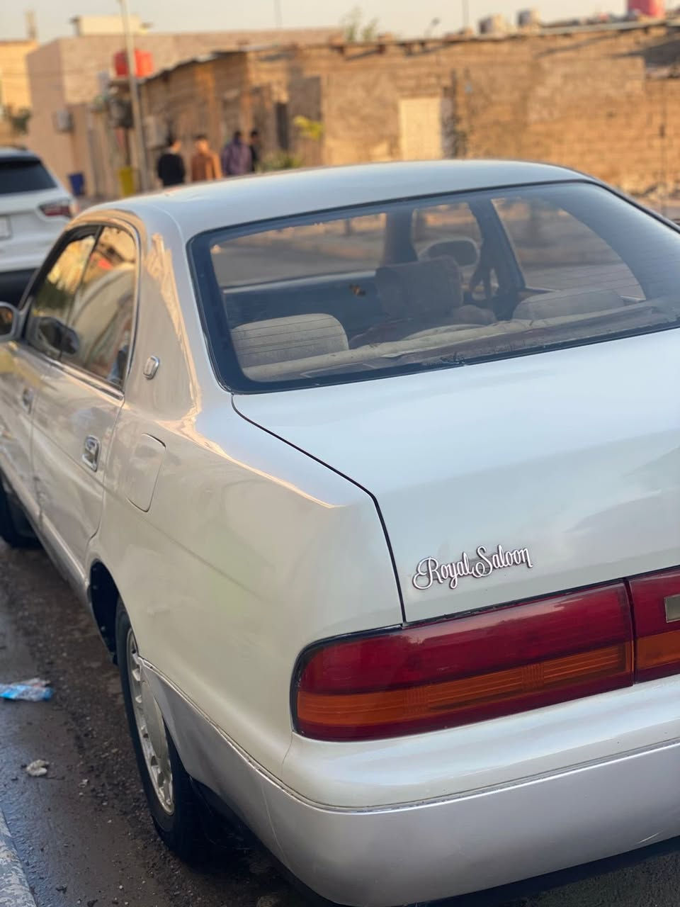 كراون بطه موديل 1993 سياره بيها صبغ قماره وصندوك 
سياره جاهزه من كلشي مكينه كير حداده تاير جديد تبريد شغال دواخل جديد سعر 50 وبيها مجال حك لجيه العنوان بصره حي المهندسين اتصال ع رقم فقط ***********
