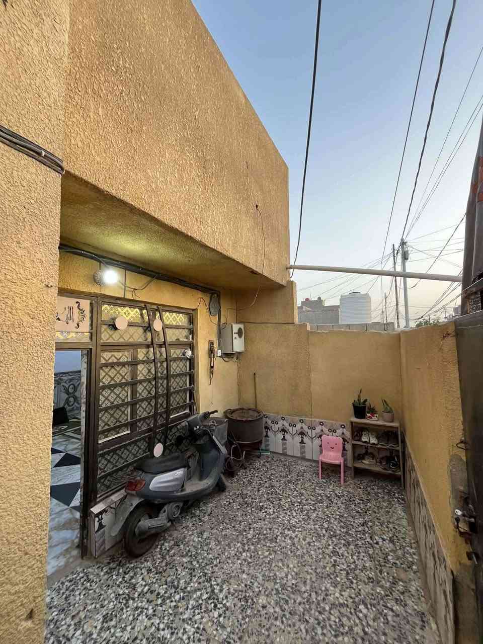 سلام عليكم بيت للبيع
بناء لاقديم ولا جديد بس مرتب ونضيف 

طابق ونص وسطح الطابق الارضي استقبال وغرفه ومطبخ وصاله ودرج وصحيات  وخارجيه وحمام داخلي وطارمه 

الطابق الثاني غرفتين نوم وسطح 

المساحه 85 واقع حال 60 بالسند المنطقه كامله تبليط وارصفه 

ومجاري وكهرباء يعني الواقع حال من نصيبك 
السعر بلاش 69  وبيه مجال بسيط 

العنوان كربلاء حي الغدير قرب الاساله 

‏‪***********‬‏
