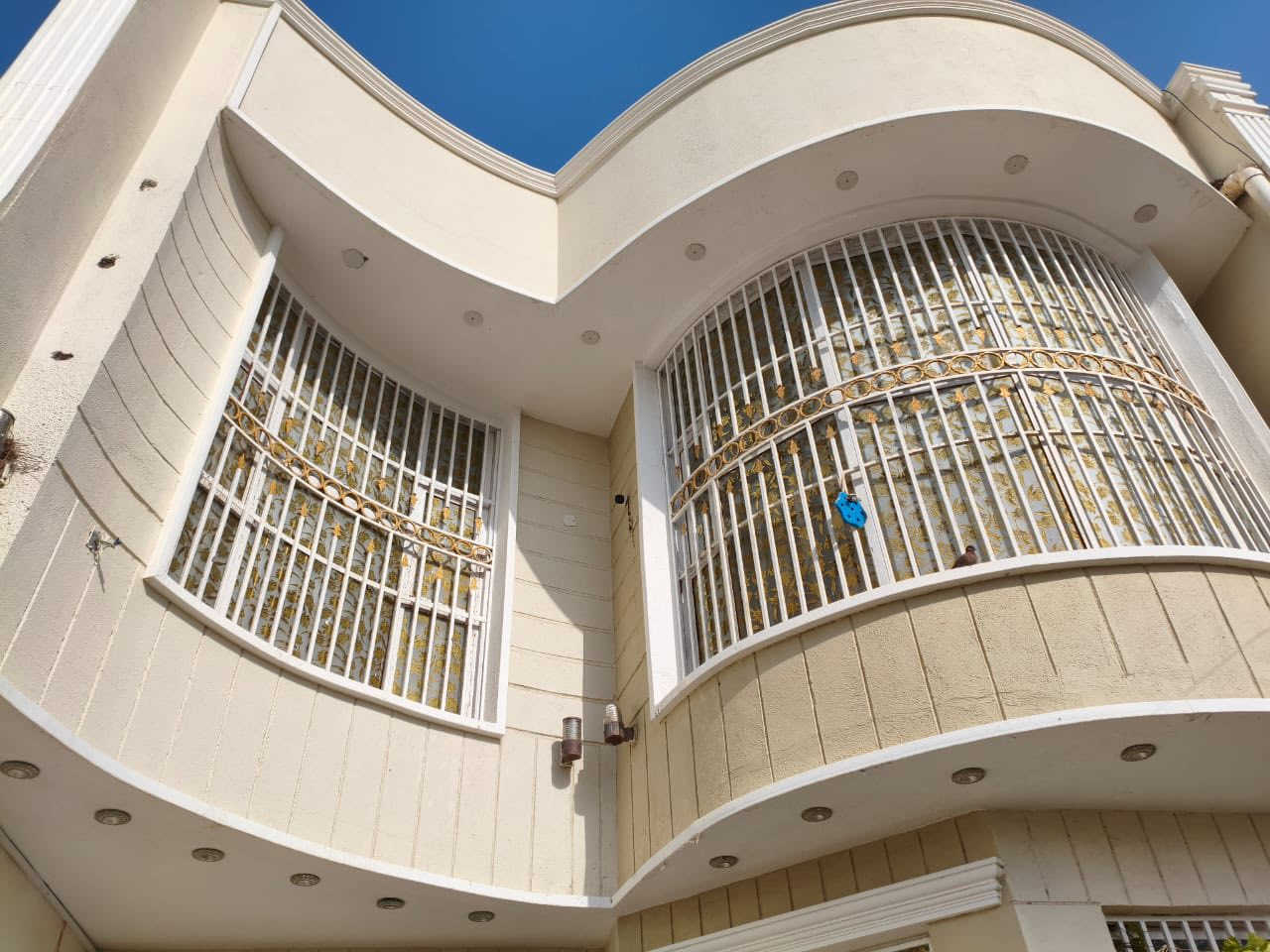 بيت طابو صرف للبيع
الموقع طريق المشاية

المساحة 130 متر وجه 6 ونص نزال 20

بناء 2020 حديث

البيت بناء طابقين يحتوي على استقبال ومطبخ وصالة وغرفة نوم وصحيات داخلية وخارجية بالطابق الاول 

الطابق الثاني غرفتين نوم وصالة وصحيات ..

خدمات كاملة والموقع كلش حلو للسكن ..

للاستفسار اكثر الاتصال على الرقم ( الخاص مغلق )

***********
