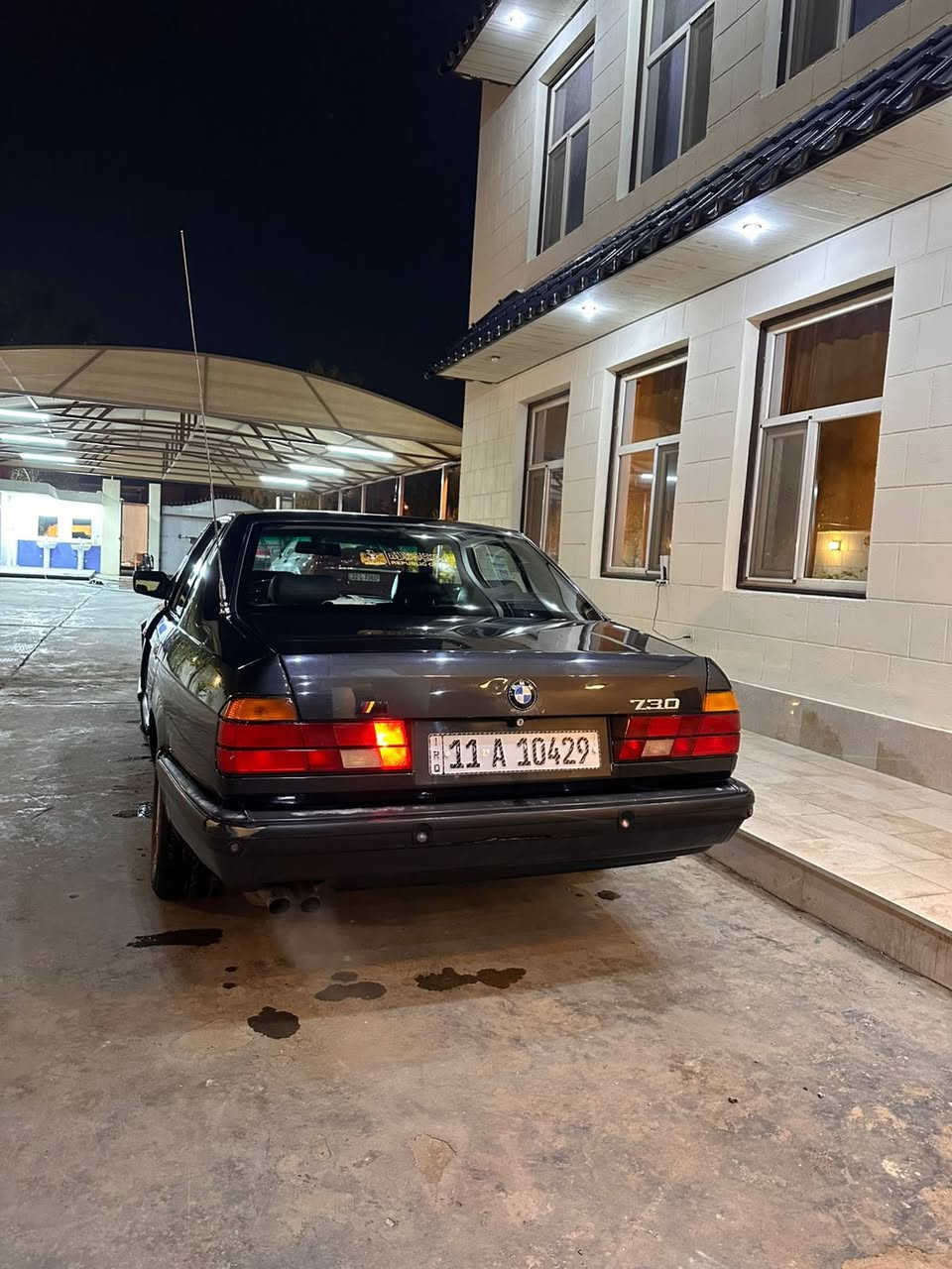 السلام عليكم   للبيع
BMW
موديل 1993 حجمها 730 
السيارة بلادية
مكفولة كفالة عامة من الصبغ كشرها نضيف حيل 
السيارة فول مواصفات 

حساسات امامي خلفي 

كشنات جلد و كهرباء السائق و 
الراكب و خزن ميموري 

فتحة سقف

جام اوتو

بردة خلفية بلادية 

مثبت سرعة شغال 

تبريد ثلج 

كهربائياتها بلادية 

تخم تاير جديد 

صدر جديد 

ترايها وين متريد 
العنوان بغداد 
سعرها 92 ورقة وبيها مجال للاستفسار 
***********
